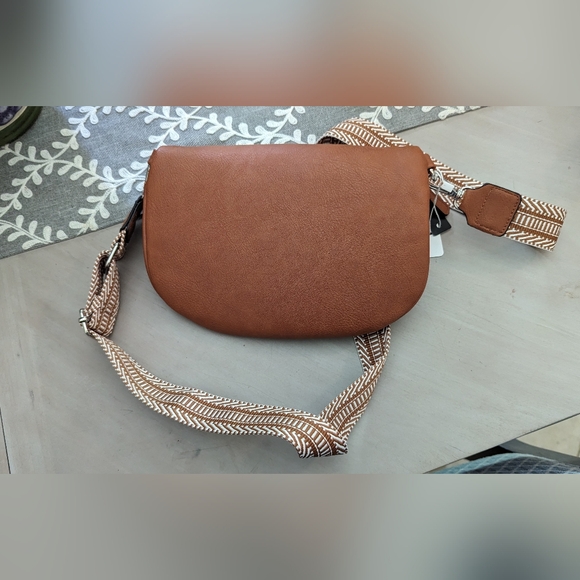 Yumita Crossbody w/ Adjustable Straps - Picture 3 of 7